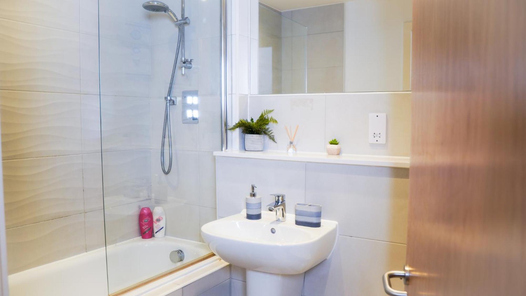Manchester City Centre Apt With Balcony & Free Parking - Including Free 1-Hour Late Check-Out For Bookings On The 29Th 31St May, Justeat Voucher For 2-Night Stays Minimum! مانشستر المظهر الخارجي الصورة